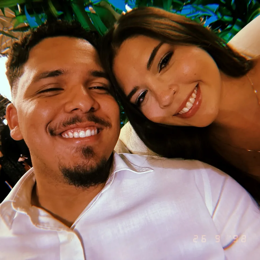 Anny Gabrielly e João Nelson sorrindo juntos